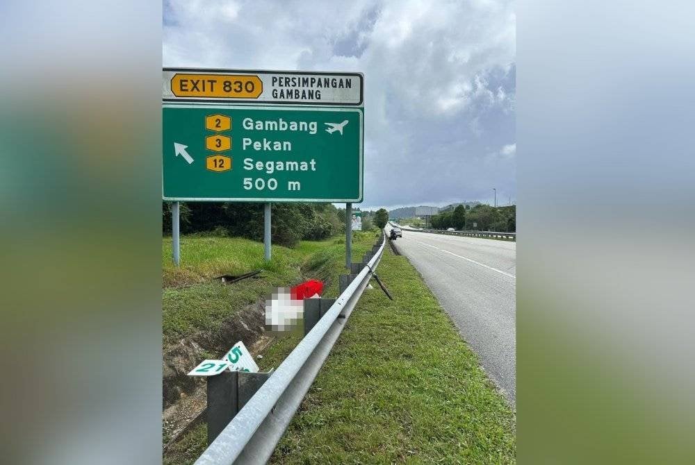 Ketua Jabatan Keselamatan dan Sekuriti Telekom Malaysia Kuala Lumpur maut selepas motosikal yang ditungganginya terbabas dan melanggar pembahagi jalan di Kilometer 215, PT1 arah Sri Jaya-Gambang, berhampiran susur keluar Gambang, pada jam 9 pagi Ahad. Foto Polis Trafik Kuantan.