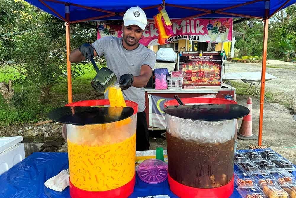 Air jagung Gopi yang dijual bekas pemain bola sepak kebangsaan Mohammad Gopi Rizqi, 36, di hadapan rumahnya di Kampung Api-Api di sini, sempena bulan Ramadan ini ‘laku keras’ selepas terjual lebih 150 bungkus setiap hari. Foto Bernama