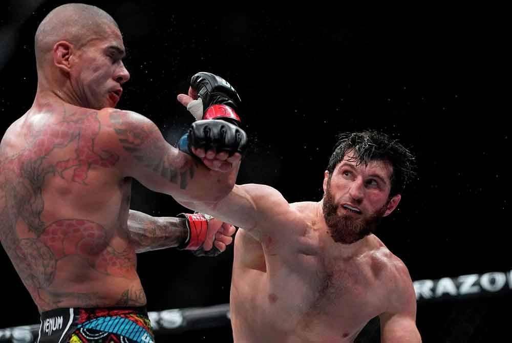 Ankalaev melepaskan tumbukan padu ketika petarungan UFC 313 menentang Alex Pereira.