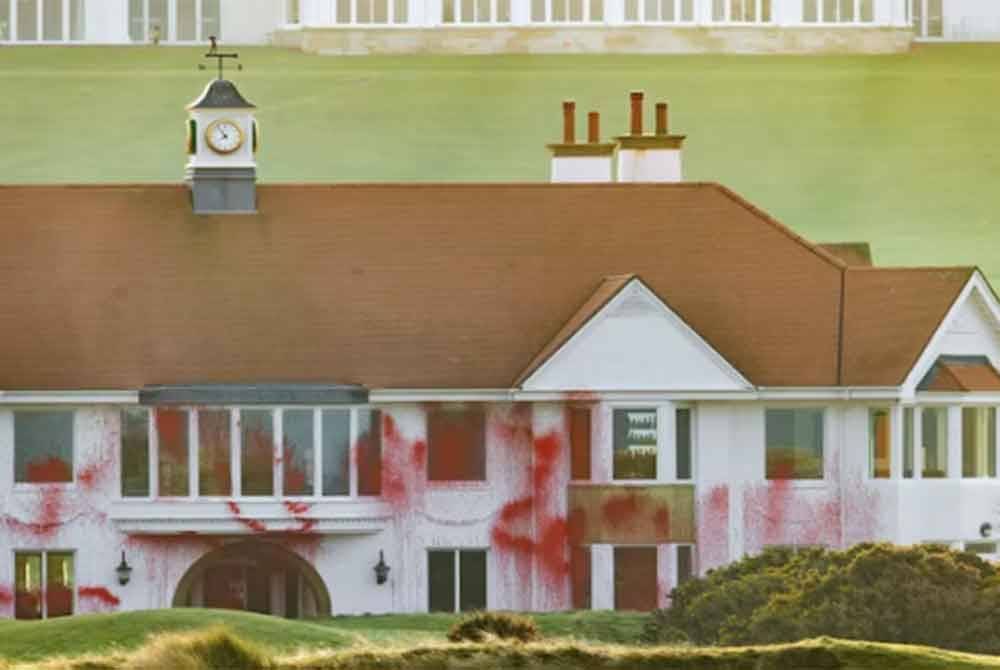 Resort golf disimbah cat merah. Agensi