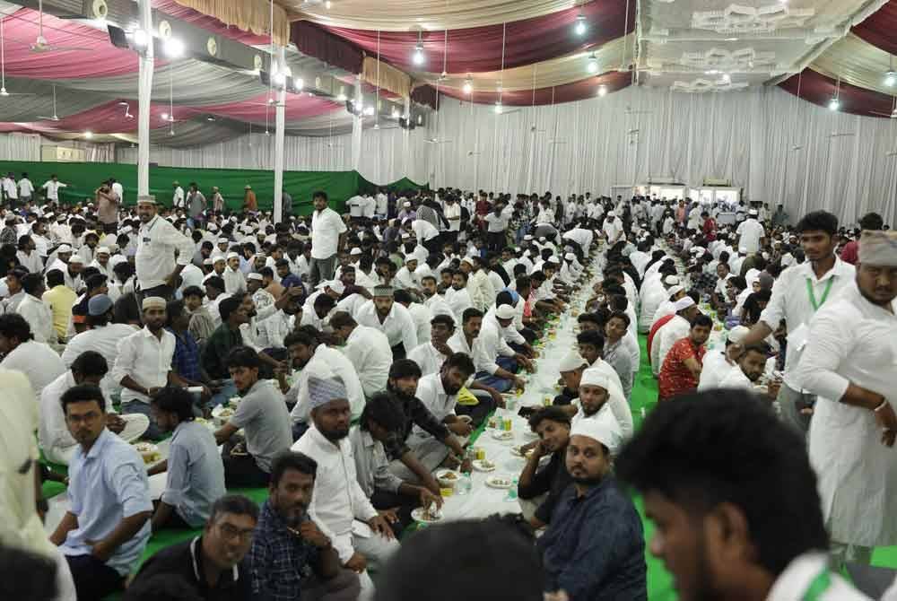 Jemaah yang berbuka puasa pada hari berkenaan.-Agensi