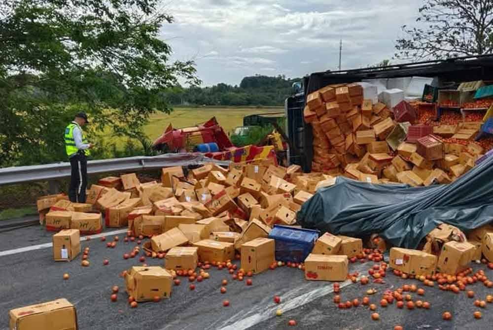 Siasatan awal mendapati kemalangan berpunca daripada kegagalan mekanikal apabila 'pin lock' di bahagian bawah kepala engsel lori yang ditunda tercabut. - Foto: Facebook pembaca