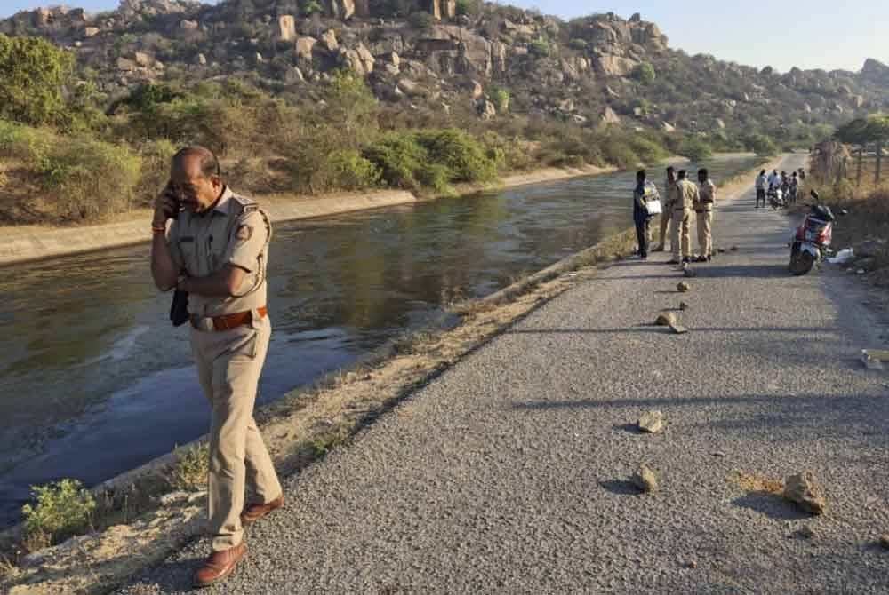 Polis menghubungi pejabat polis pusat ketika turun di lokasi kejadian. Agensi