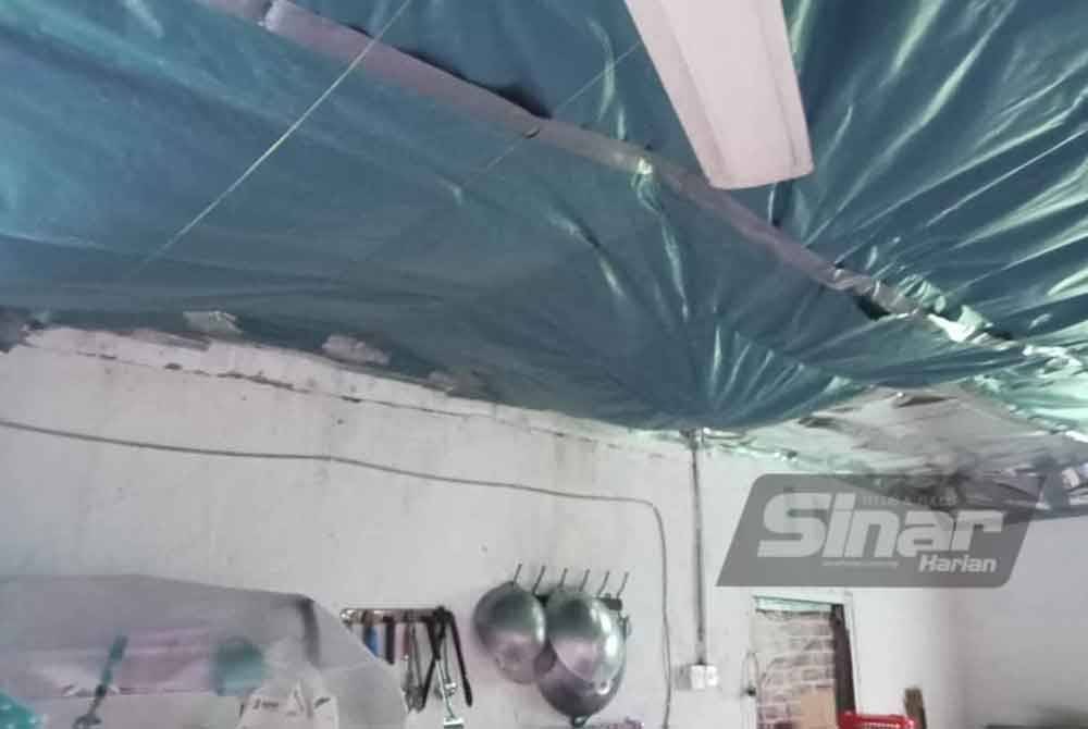 Kanvas terpaksa digunakan untuk menutup bahagian bumbung yang rosak bagi mengelakkan air hujan masuk.