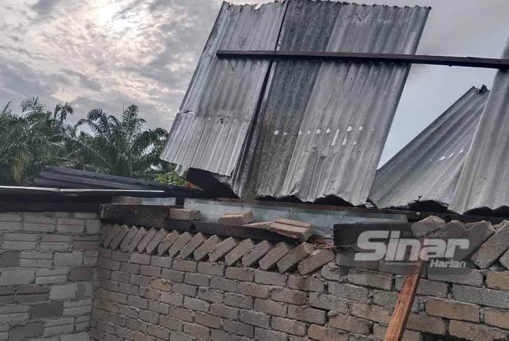 Keadaan bumbung rumah selepas dilanda ribut pada 21 Februari lalu.
