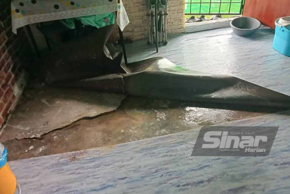 Bahagian dalam rumah dibasahi air hujan akibat bumbung diterbangkan ribut pada 21 Februari lalu.