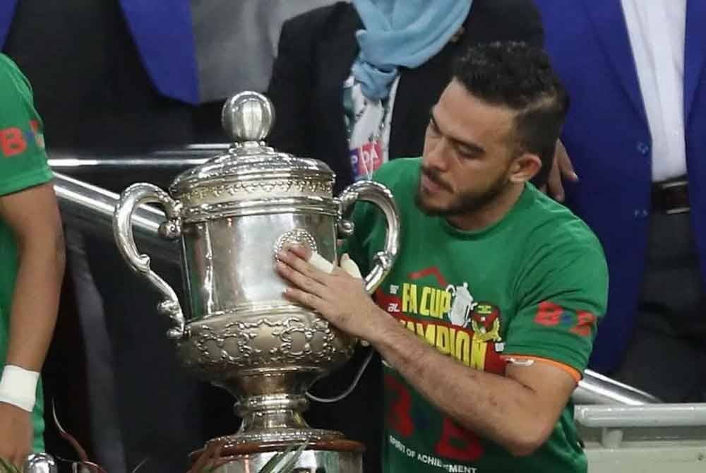 Khairul Helmi semasa menjulang Piala FA 2017 bersama Kedah.