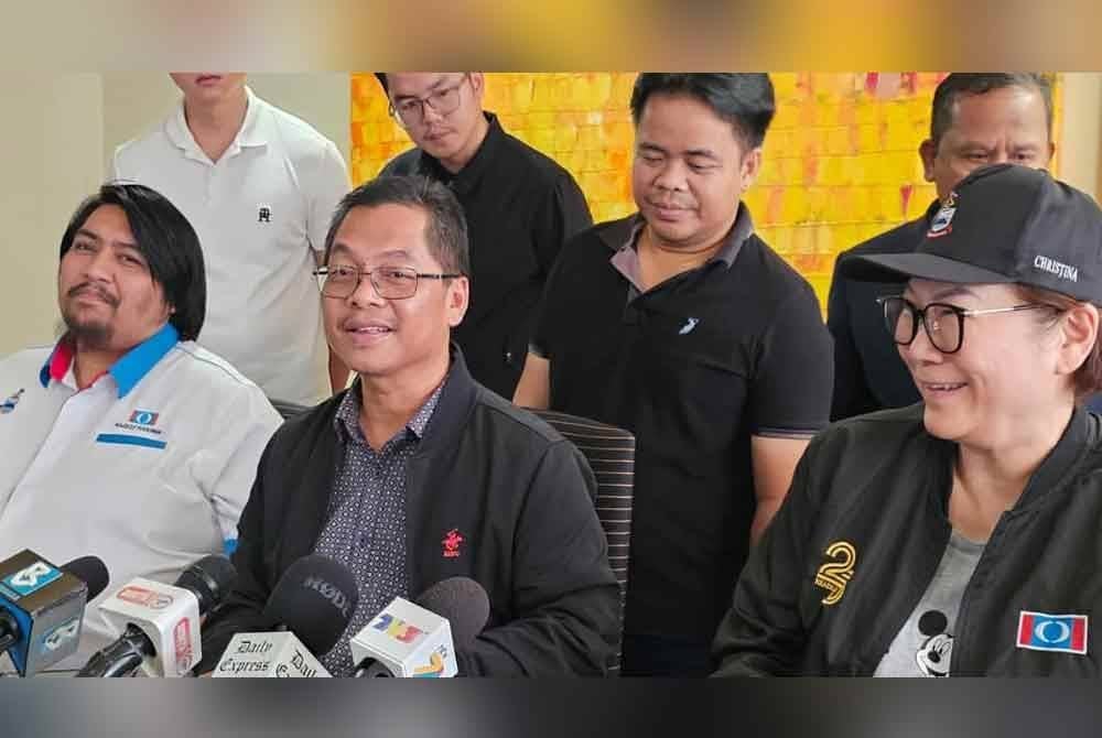 Mustapha (tengah) ketika sidang akhbar PKR Sabah di Kota Kinabalu