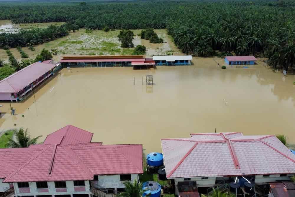 Sekolah Kebangsaan Sualok ditutup sejak Rabu berikutan dinaiki air dari limpahan air Sungai Sualog ketika tinjauan pada Ahad. Foto Bernama
