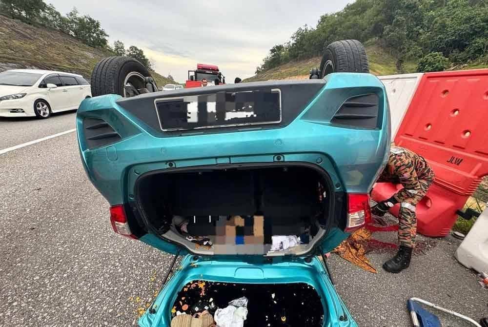 Keadaan Perodua Axia yang terbabas dan terbalik di Kilometer 39.9 Lebuhraya Utara-Selatan (PLUS) arah selatan.