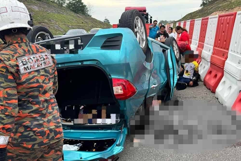 Anggota bomba menggunakan peralatan khas untuk mengeluarkan mangsa yang tersepit.