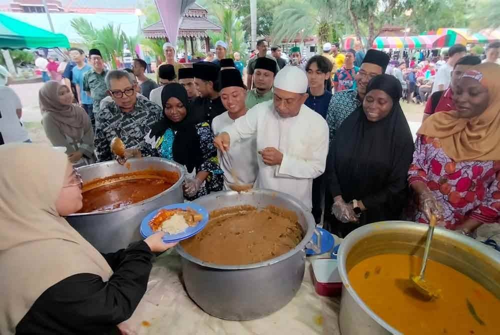Zambry menyantuni mahasiswa USM yang turut sama dalam majlis berbuka puasa sempena Program Kembara Ramadan KPT 2025, pada Ahad.