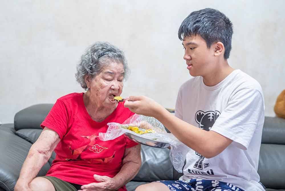 Wan En (kanan) kini tinggal berdua bersama neneknya yang berusia 83 tahun selepas kehilangan kedua ibu bapanya.