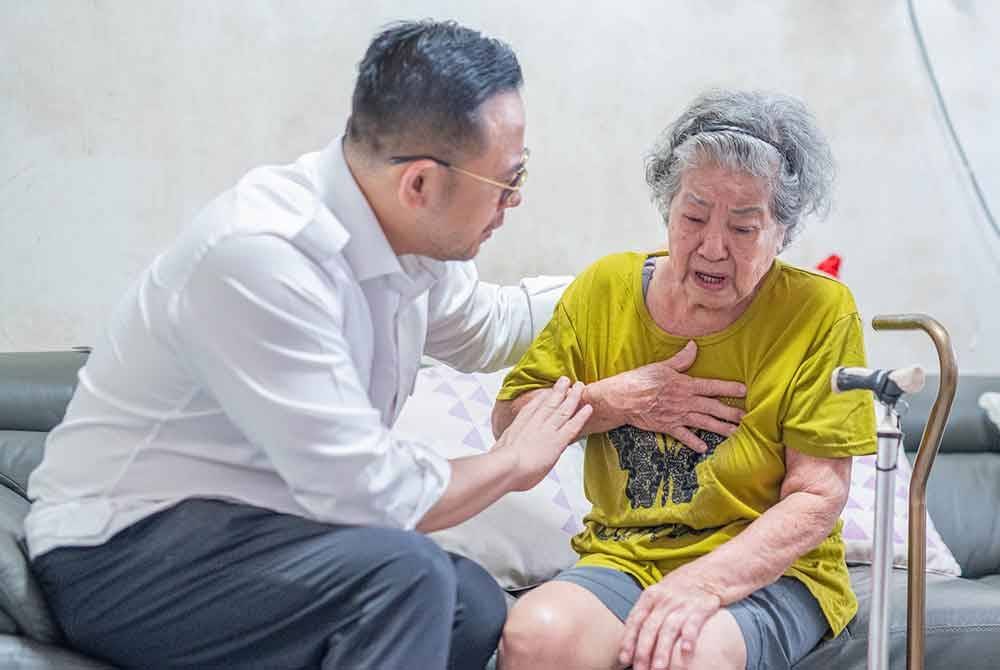 Steven (kiri) ketika mendengar luahan hati nenek tentang nasib yang menimpa cucunya Wan En.