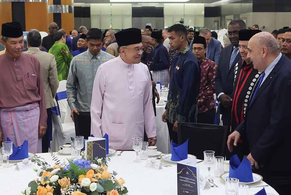 Perdana Menteri, Datuk Seri Anwar Ibrahim (dua, kiri) diiringi Menteri Luar Datuk Seri Mohamad Hasan (kiri) pada Majlis Berbuka Puasa Madani 2025 Kementerian Luar Negeri (KLN) bersama Perdana Menteri pada Ahad. Foto Bernama.