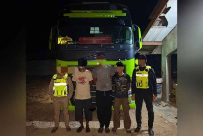 Tiga lelaki berusia 22 hingga 38 tahun yang bertindak sebagai penghantar ditahan bagi membantu siasatan. FOTO: PGA