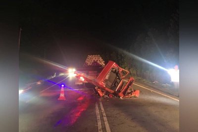 Keadaan kereta remuk selepas bertembung dengan treler.