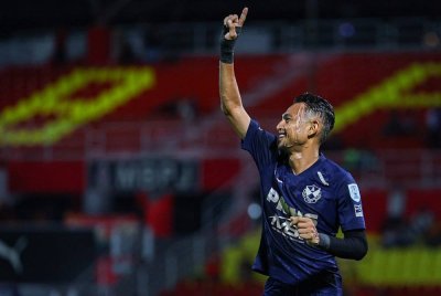 Faisal Halim meraikan jaringannya ketika menentang pasukan Kelantan Darul Naim FC pada saingan Liga Super Malaysia 2024/2025 di Stadium Majlis Bandaraya Petaling Jaya malam tadi. Foto Bernama