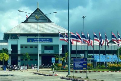 Keadaan di Kompleks Imigresen Thailand yang lengang ekoran insiden yang berlaku di tiga lokasi berasingan di pekan Golok, Thailand pada Sabtu.