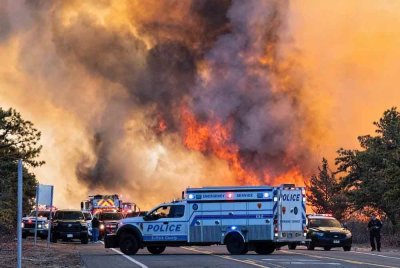 Gabenor New York, Kathy Hochul, mengisytiharkan darurat pada Sabtu susulan beberapa kejadian kebakaran hutan yang tercetus akibat angin kencang di Long Island.