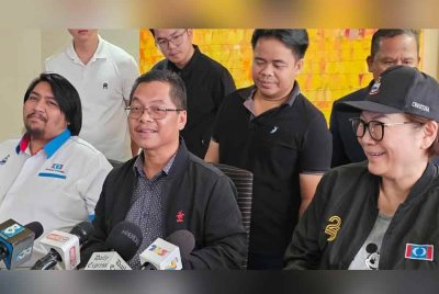 Mustapha (tengah) ketika sidang akhbar PKR Sabah di Kota Kinabalu