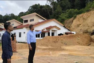 Tanah runtuh di kawasan perumahan Taman Desa Mas, Machang.