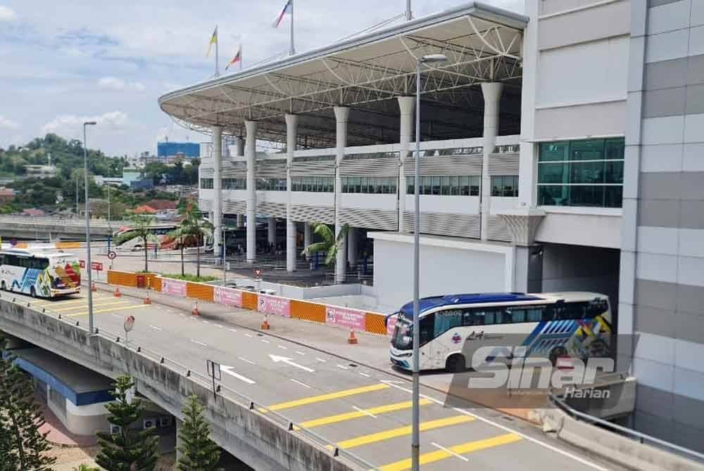 TBS menjadi pilihan warga kota bagi mendapatkan tiket bas ekspres untuk pulang ke kampung halaman.