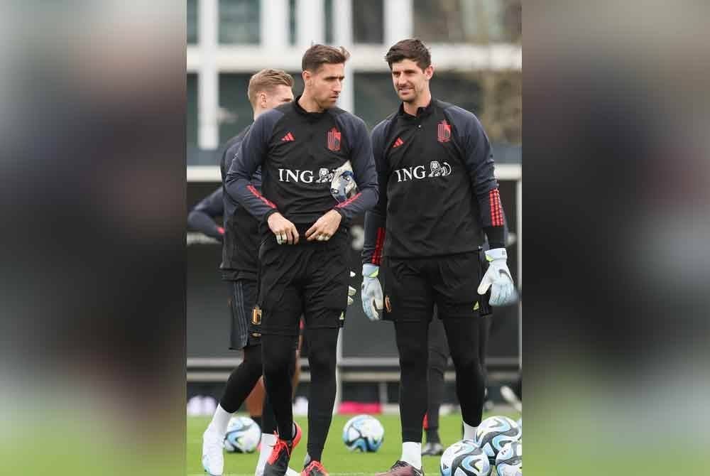 Casteels (kiri) umum persaraan tanda protes terhadap KBVB. Foto: Agensi