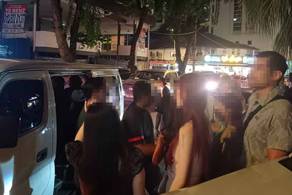 Kesemua tangkapan telah diserahkan kepada pegawai penyiasat Ibu Pejabat Polis Daerah Dang Wangi untuk tindakan lanjut.