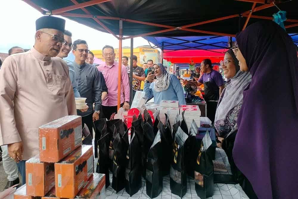 Saifuddin beramah mesra bersama peniaga Bazar Ramadan Bandar Puteri Jaya ketika melakukan kunjungan pada Ahad.