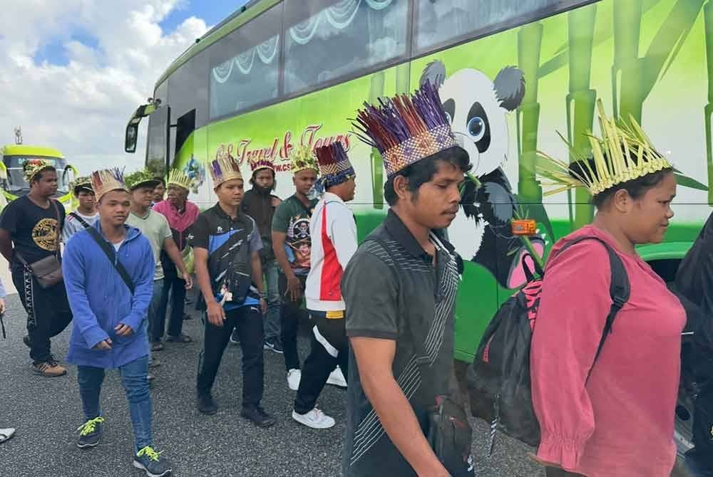 Orang Asli suku Temiar dari Kampung Kelaik, Gua Musang tiba di Kompleks Mahkamah Kota Bharu pada Isnin.