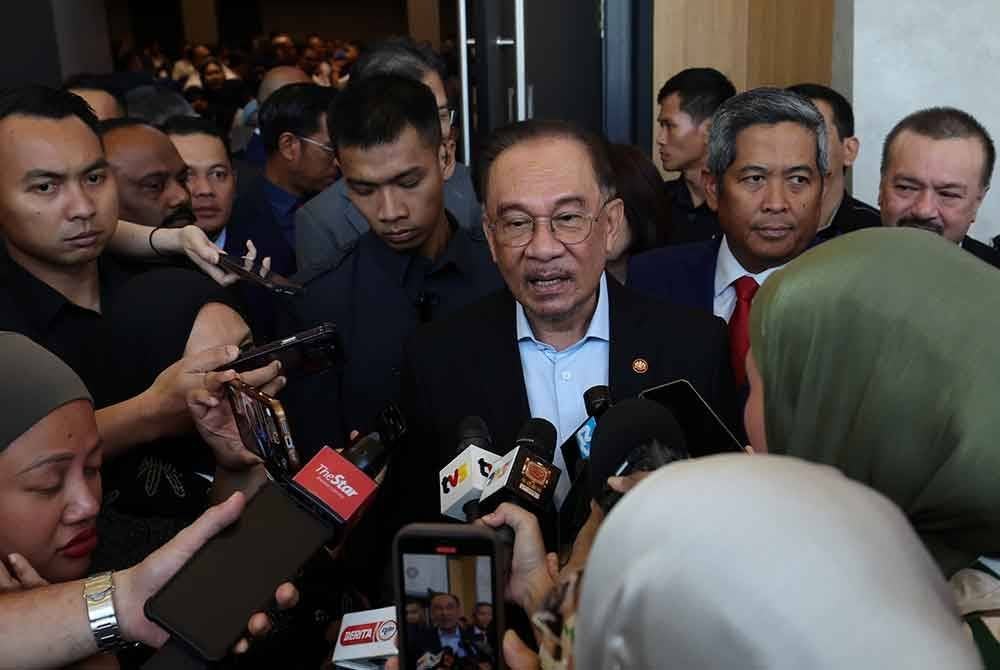 Anwar (tengah) menjawab pertanyaan media pada Majlis Sambutan Hari Hasil Ke-29 Tahun 2025 di Menara HASiL Cyberjaya hari ini. Foto Bernama