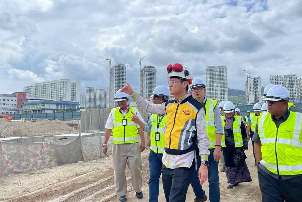Zairil (depan, tengah) membuat lawatan tapak di Projek Pembesaran LTAPP bagi memantau perkembangan kerja tapak pada Isnin.