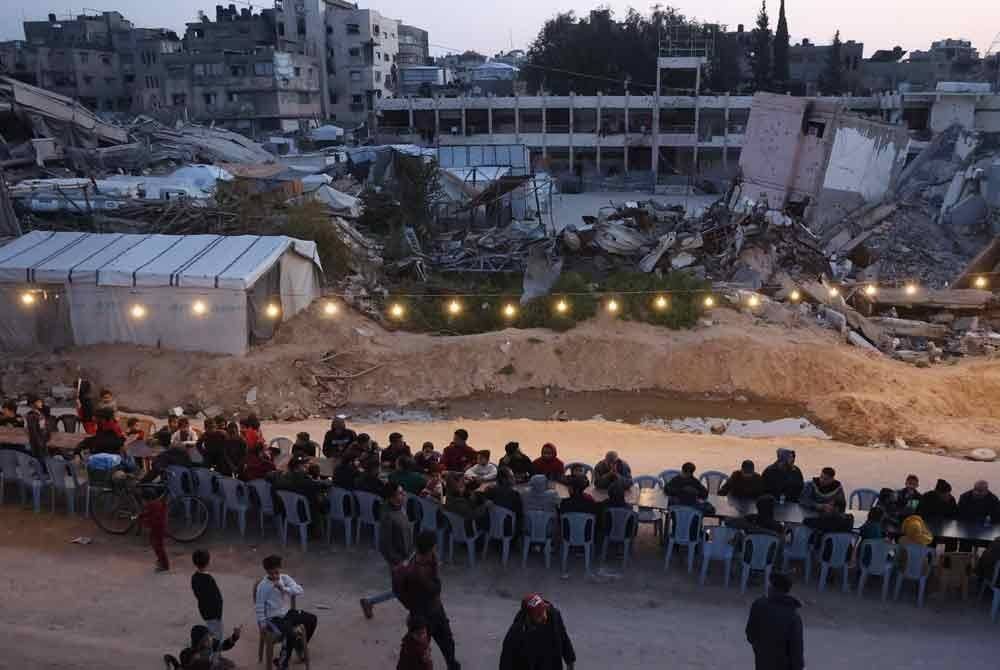 Ramadan yang sepatutnya menjadi bulan keberkatan dan kegembiraan kini bertukar menjadi ujian berat bagi penduduk Gaza yang terus dihimpit dengan sekatan bantuan Israel. Foto AFP