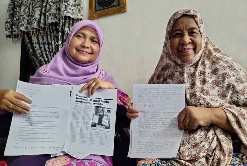 Sarimah (kanan) menunjukkan surat yang ditulis kepada Mohd Na'im.