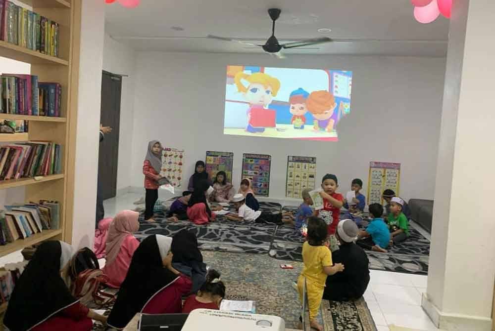 Masjid Saidina Osman Mukim Tepi Sungai, Tanah Merah menyediakan satu ruangan khas yang dikenali sebagai 'kids corner' bagi menggalakkan jemaah hadir ke masjid terutama ibu bapa yang mempunyai kekangan anak-anak kecil.