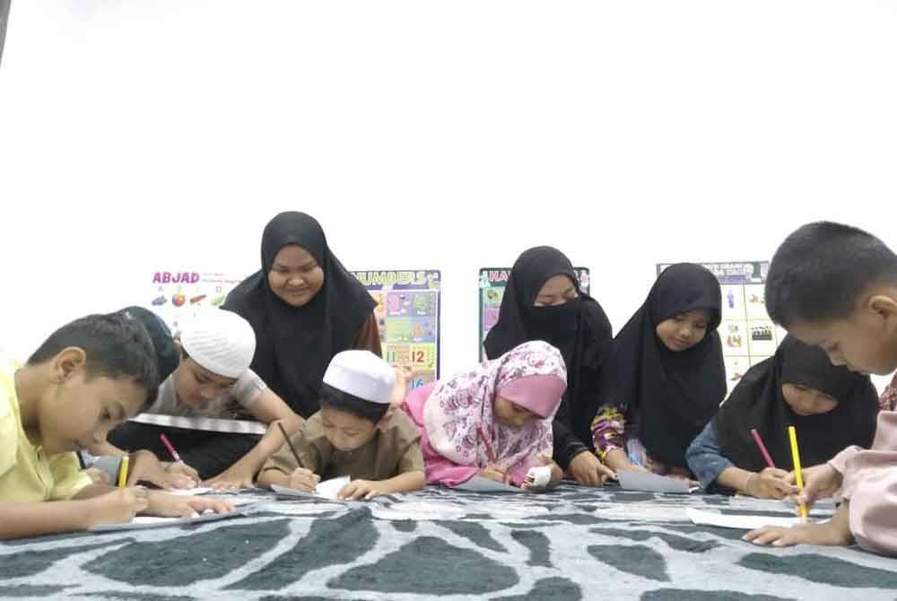 Anak-anak kecil akan diawasi oleh sukarelawan khas dimana turut menyediakan aktiviti supaya kanak-kanak tidak kebosanan seperti mewarna, menulis dan sebagainya