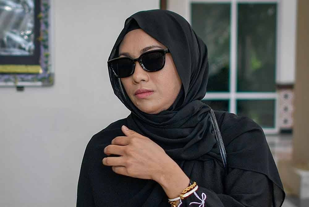 Isteri kepada pelakon dan pelawak Muhammad Nizamuddin Ahmad atau lebih dikenali Along Cham, Afreena Suhaimi tiba di Mahkamah Rendah Syariah Sepang bagi proses tuntutan pengesahan lafaz cerai taklik pada Isnin. Foto Bernama