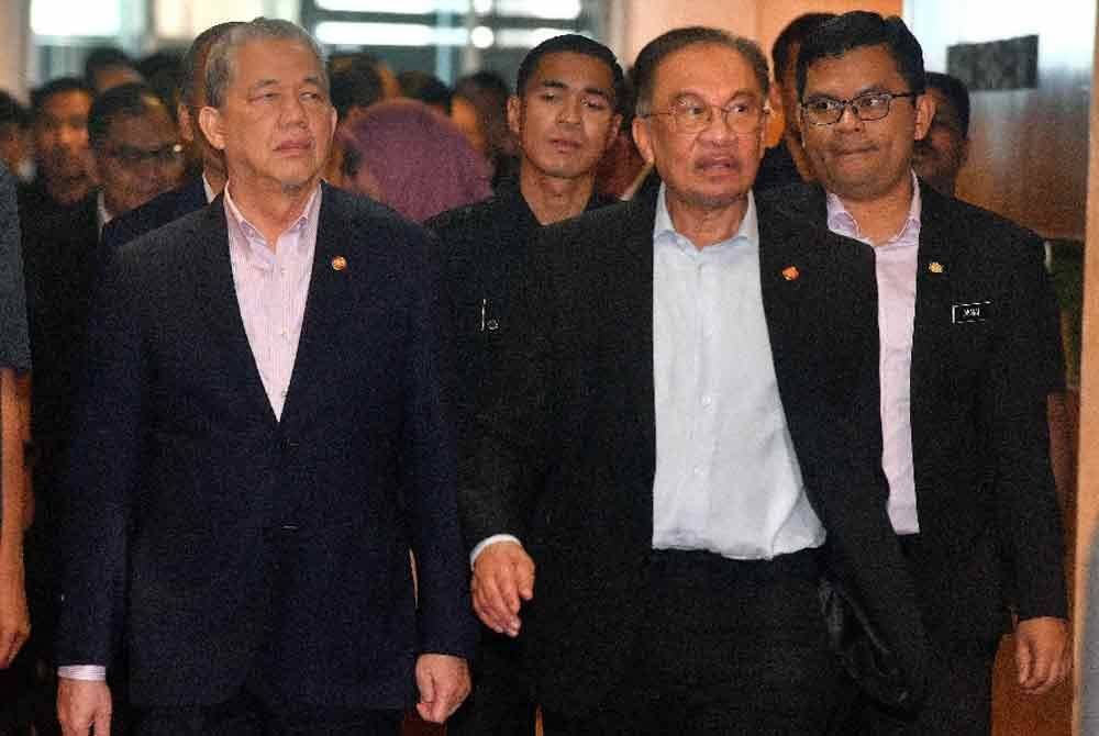 Perdana Menteri, Datuk Seri Anwar Ibrahim (kanan) diiringi oleh Timbalan Perdana Menteri merangkap Menteri Peralihan Tenaga dan Transformasi Air (PETRA) Datuk Seri Fadillah Yusof (kiri) ketika hadir mempengerusikan mesyuarat sebelum Program Ihya' Ramadan Kementerian Peralihan Tenaga dan Transformasi Air di Menara PETRA pada Isnin. Foto Bernama