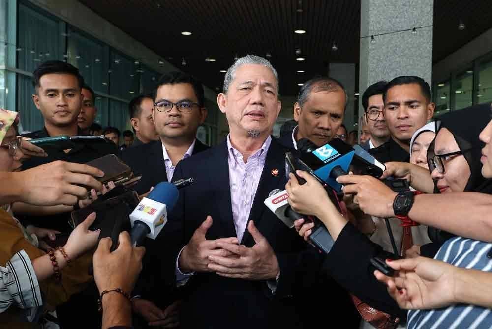 Timbalan Perdana Menteri merangkap Menteri Peralihan Tenaga dan Transformasi Air (PETRA) Datuk Seri Fadillah Yusof ketika ditemui media selepas Program Ihya' Ramadan Kementerian Peralihan Tenaga dan Transformasi Air di Menara PETRA pada Isnin. Foto Bernama