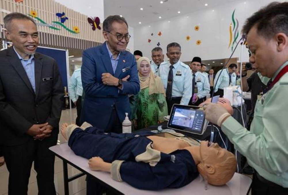 Dr Dzulkefly (dua, kiri) melawat reruai pada Majlis Sambutan Hari Pembantu Perubatan ke-14 Peringkat Kebangsaan Tahun 2025 di Hospital Tunku Azizah, Kuala Lumpur hari ini. - Awani 