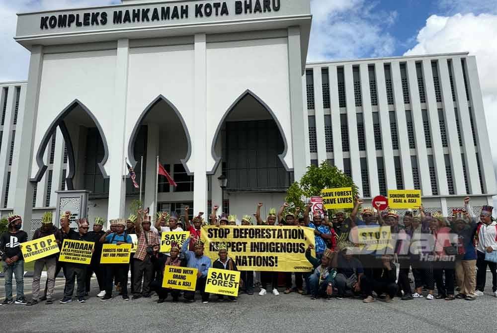 Orang Asli Kampung Kelaik, Gua Musang memegang sepanduk. FOTO SINAR HARIAN-ADILA SHARINNI WAHID