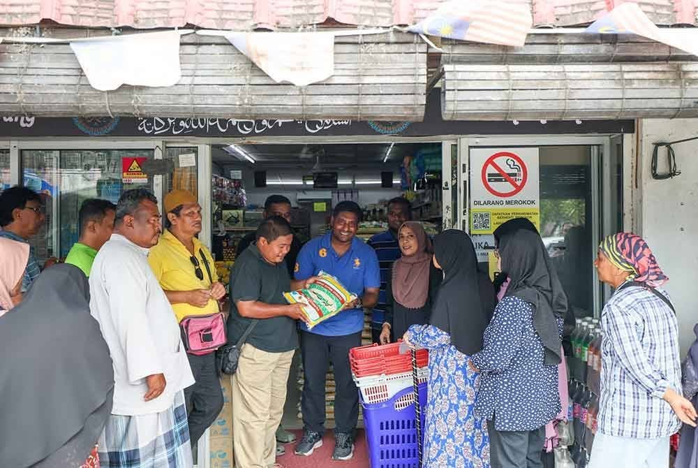 Orang ramai mula beratur sejak jam 1.30 petang untuk mendapatkan beras yang diinfak