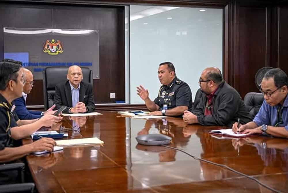 Armizan (empat dari kanan) ketika mengadakan pertemuan dengan pihak MARDI bagi memperkukuh SOP berkaitan isu campuran beras