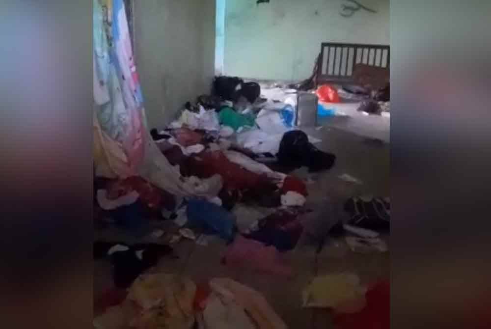 Tangkap layar tular memaparkan keadaan rumah yang berselerakan dan kotor.