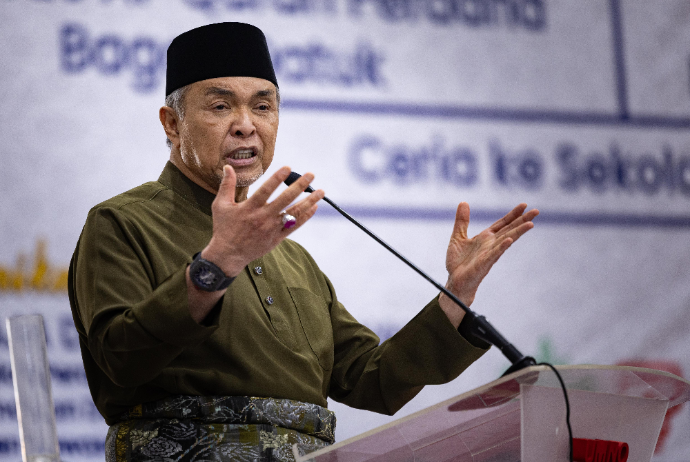 Timbalan Perdana Menteri, Datuk Seri Dr Ahmad Zahid Hamidi berucap pada Program Ihya’ Ramadan Al-Mubarak di Dewan Perdana, Kompleks UMNO Bagan Datuk pada Isnin. Foto Bernama 