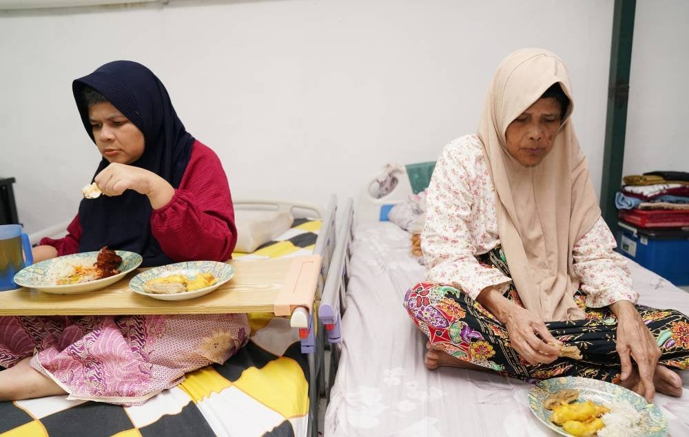 Penghuni rumah Mesra Home berbuka puasa.