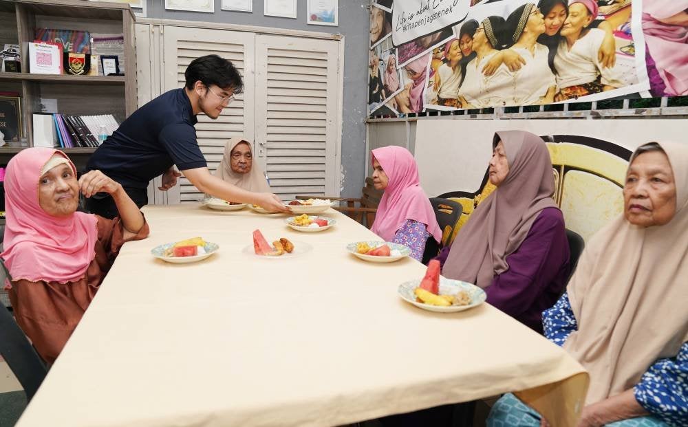  Kakitangan LBS menyediakan juadah berbuka puasa program Jaulah Iftar Komuniti yang diadakan di Mesra Home.