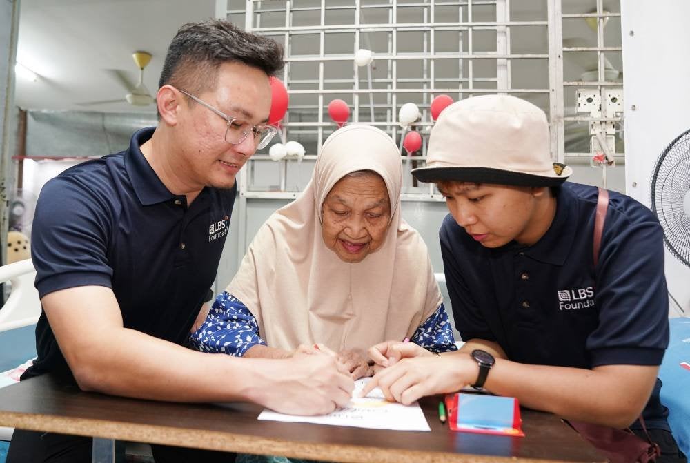 Kakitangan LBS Bina Group Berhad menyantuni dengan mewarnakan lukisan salah seorang penghuni Mesra Home, Salmah Yahya,89, pada program Jaulah Iftar Komuniti.