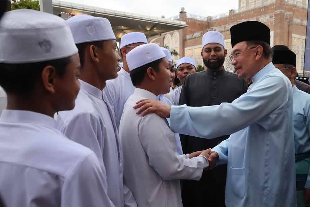 Perdana Menteri Datuk Seri Anwar Ibrahim (kanan) pada Program Iftar Bersama Perdana Menteri di Masjid Tuanku Mizan Zainal Abidin pada Isnin. Foto Bernama